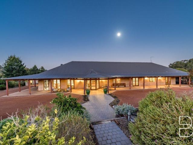 AN ESTABLISHED 22.5 ACRE COUNTRY ESTATE OF EXCEPTIONAL SCALE