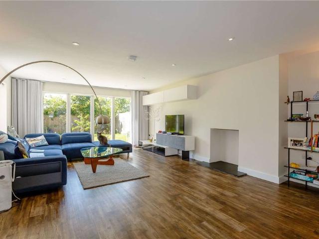 An excellent, modern four bedroom family home in the popular village of Impington