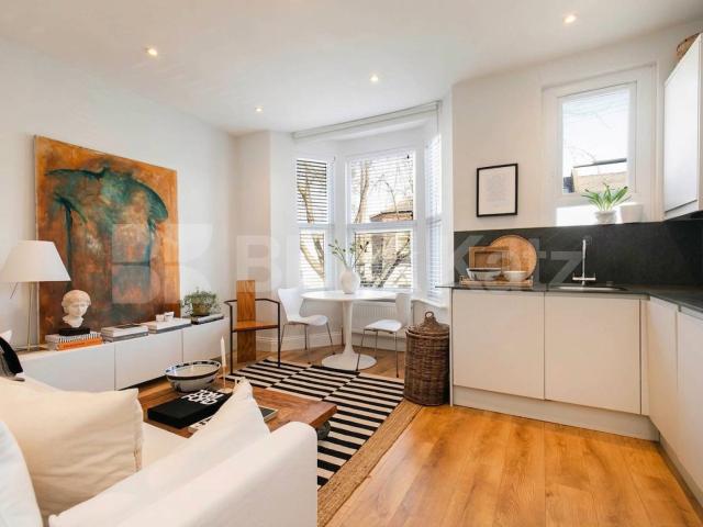 An excellent recently refurbished two double bedroom apartment located on the top floor of beautifully presented Victorian house conversion in Kensal Green Bakerloo Line