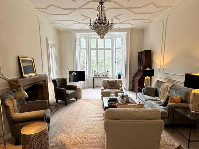 An exceptional three bedroom apartment located on Richmond Hill benefiting from high ceilings and off street parking