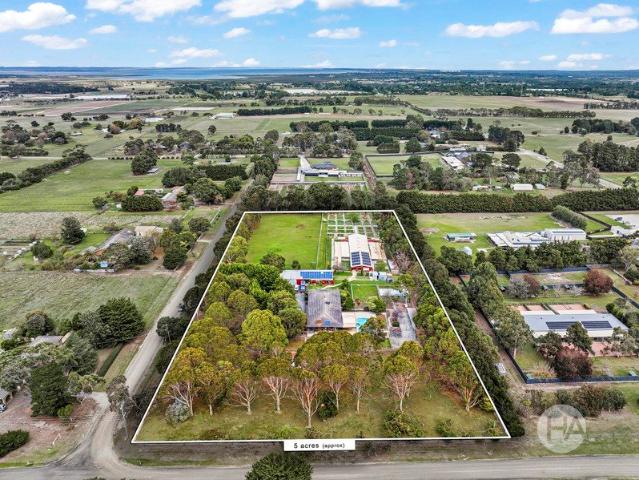 An Exceptional Acreage Opportunity with Boarding Facilities