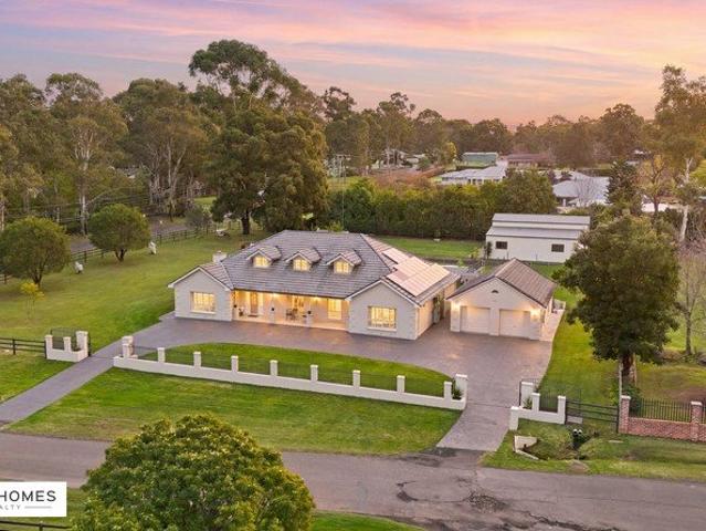 An Exceptional Acreage Lifestyle Awaits 7 bedrooms / 4 bathroom / 8 garage / pool