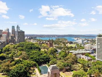 An Exceptional Apartment Offering Grand Hyde Park Views