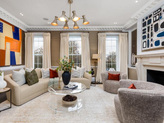 An exceptional Cheyne Walk townhouse with private garden and discreet mews annexe