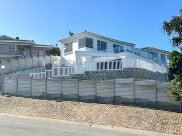 5 bedroom mansion, 300 from the beac.