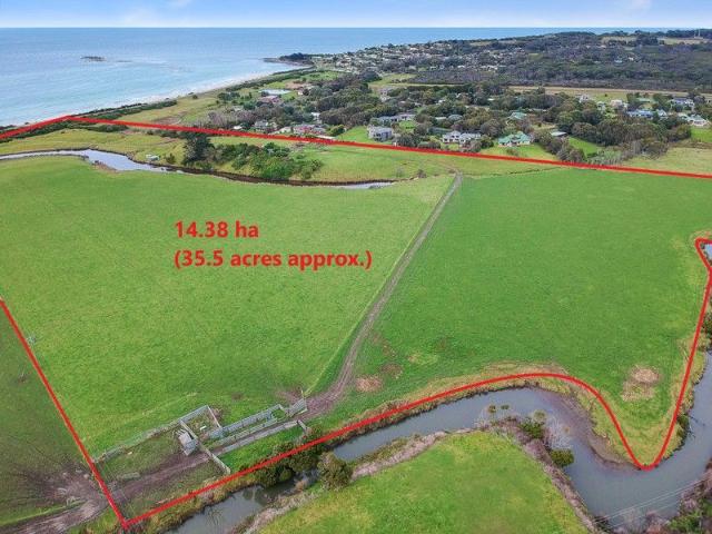 An exceptional coastal small acreage