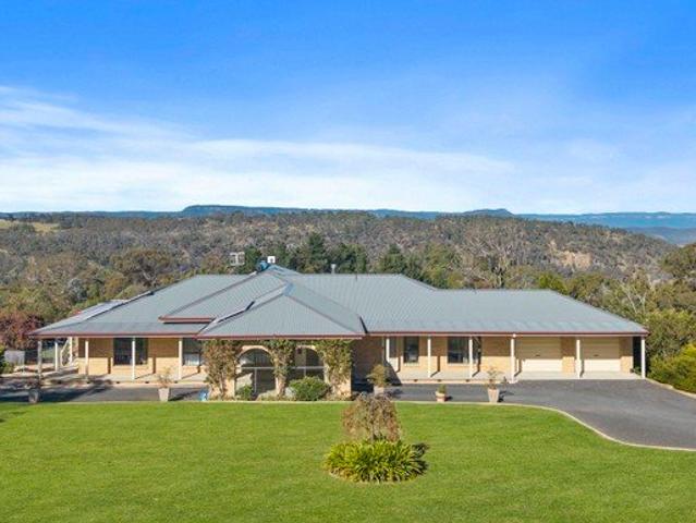 An Exceptional Dual Living Residence Showcasing Grand Proportions and Iconic Views