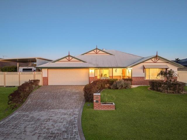An Exceptional Family Offering with Mount Mee Views on 1,056m²