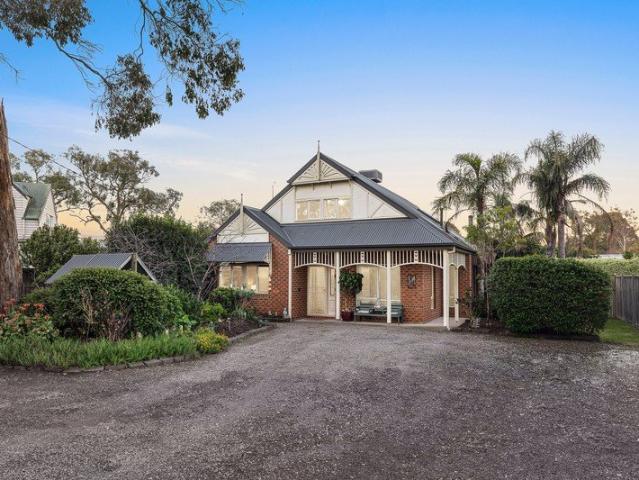 An Exceptional Family Lifestyle with Versatile Dual Living