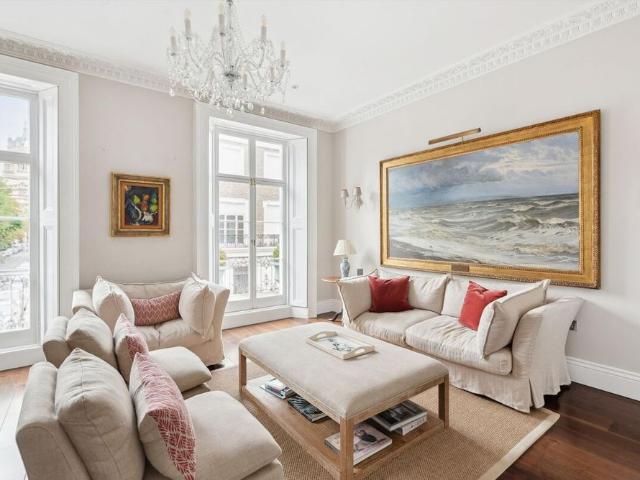 An exceptional four bedroom townhouse to rent in the heart of South Kensington, SW7