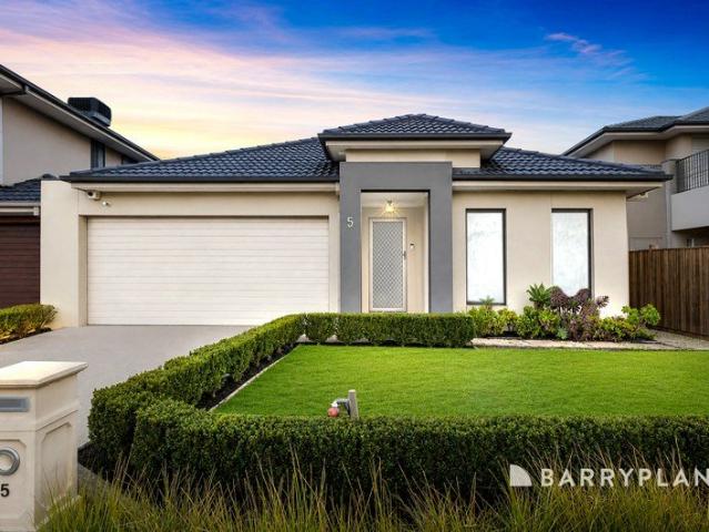 An Exceptional Lifestyle in a Peaceful Parkside Address
