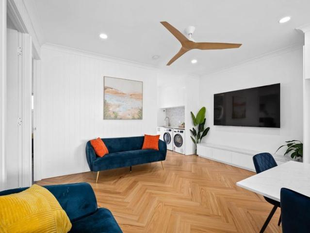 AN EXCEPTIONAL REAR RESIDENCE IN HOLLAND PARK WEST!