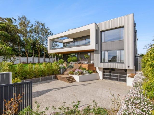 An Exceptional Residence Above the Bay