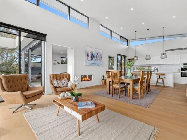 An Exceptional Residence Above the Bay