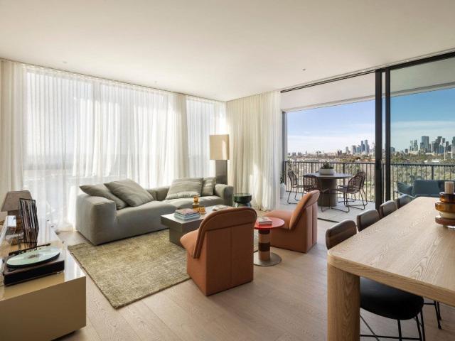 An exceptional Residence Framed by Parkland and City Views