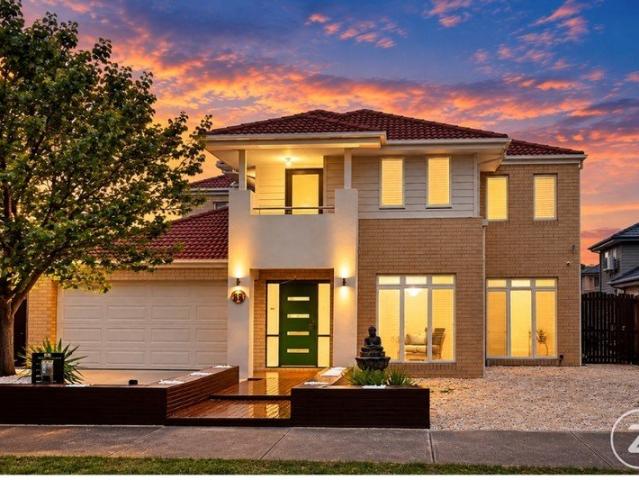 An Exceptional Statement of Luxury in Lincoln Heath Estate
