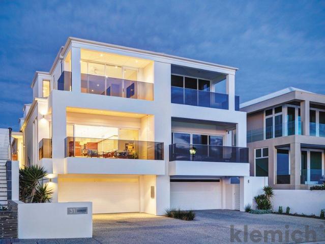 An exclusive entertainer with a front row seat to the ocean
