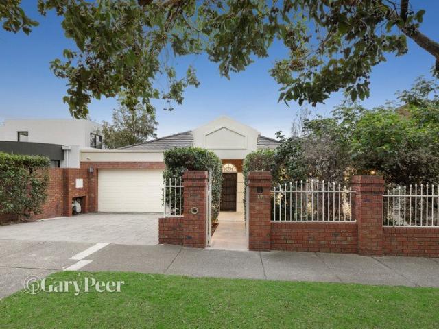 An exclusive entertainer with expansive living