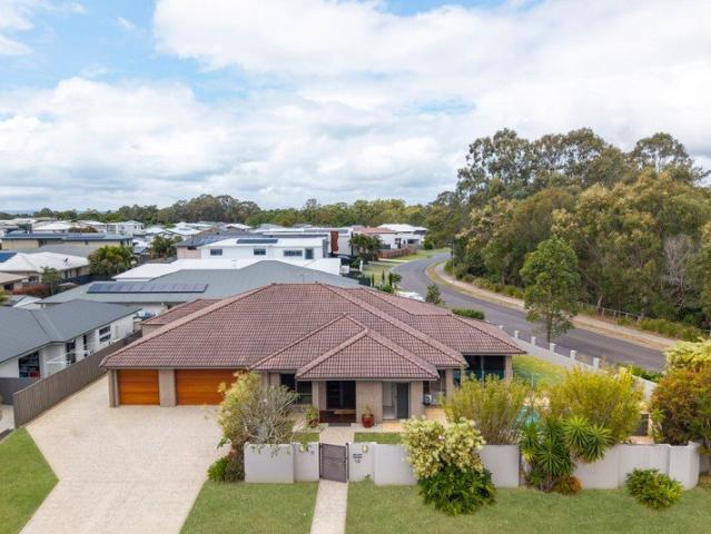 AN EXECUTIVE, PREMIUM HOME. 850M2 BLOCK & SWIMMING POOL
