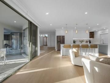 Single Level Home on Robina Island