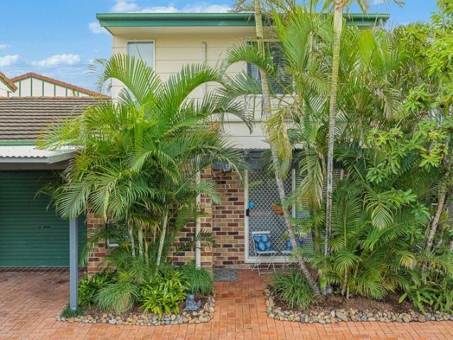 AN EXQUISITE RENOVATED TOWNHOME IN A PRIME LOCATION!