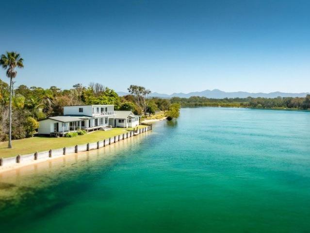 An Extraordinary Absolute Waterfront Holding A Once in a Lifetime Opportunity