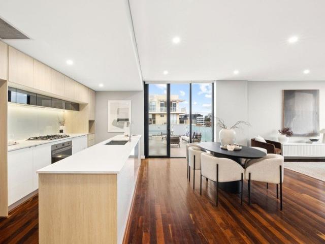 An Extraordinary Penthouse Showcasing Panoramic Views