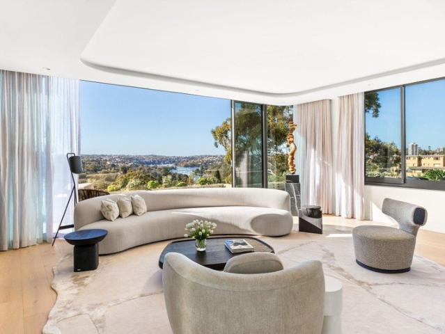 An Extraordinary Whole Floor Penthouse with North Facing Middle Harbour Views