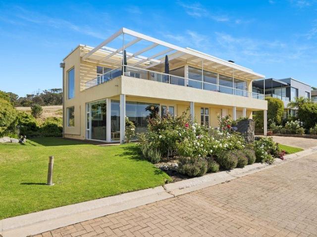 An Iconic Bluffside Villa with World Class Coastal Views