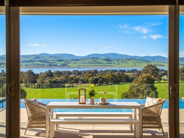 An Iconic Lake Hume Estate Luxury Living on 20 Acres 8 Hectares