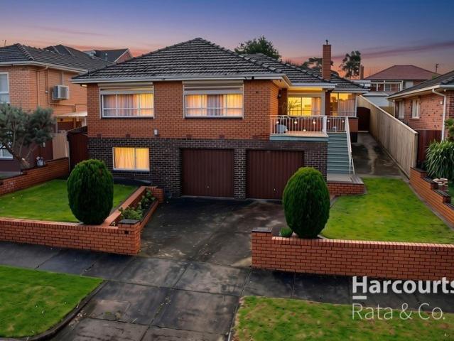 An Immaculate Family Classic with Exceptional Flexibility
