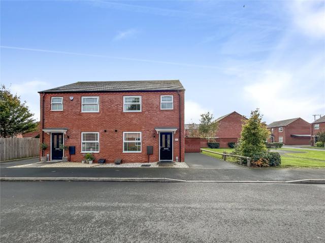 An immaculate semi detached home located in the highly sought after village of Lower Broadheath. To Let £1,400pcm