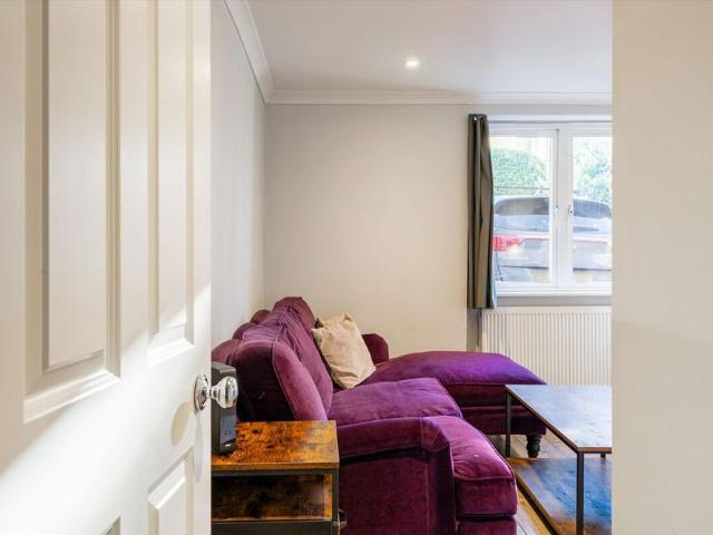 An immaculate two bedroom flat in a handsome period building on Richmond Hill