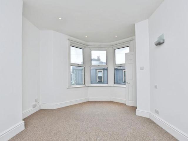 An immaculate two bedroom upper floor flat to let in a popular Bristol location, featuring a bright open plan reception and kitchen, en suite to the main bedroom, additional family bathroom, private decked balcony and excellent access to local amenities, parks and rail links