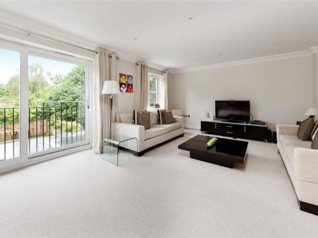 An immaculate 5 bedroom house to let in Weybridge KT13