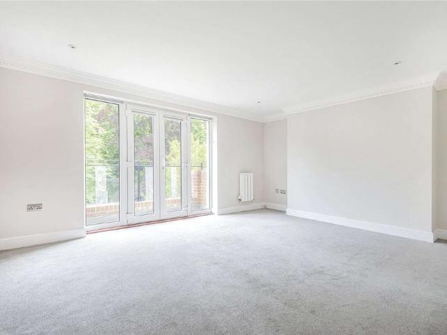 An immaculately presented penthouse apartment, ideally located for the amenities of Sevenoaks town centre and station