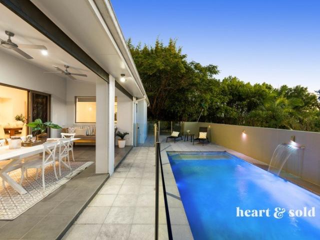 AN IMPRESSIVE FAMILY HOME WITH PARKING FOR CARAVAN/BOAT