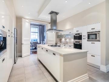 An impressive period four bedroom apartment in Mayfair