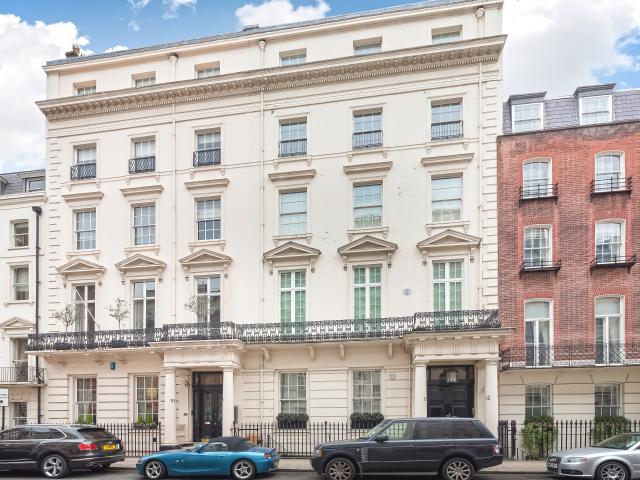 An impressive period four bedroom apartment in Mayfair