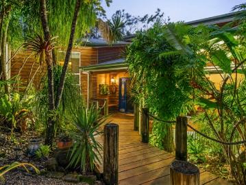 AN INSPIRING BUSHLAND ESCAPE PERFECTLY DESIGNED FOR REST & RELAXATION