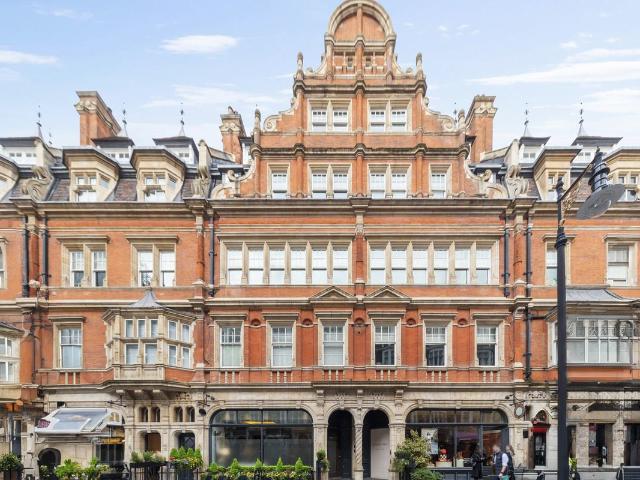 An interior designed three bedroom apartment in Mayfair with lift