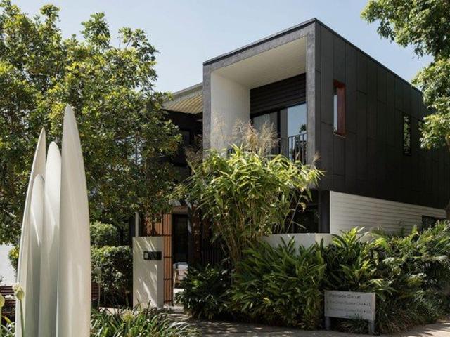 An Irreplaceable Parkfront Townhouse in Hamilton's Prestigious Riverfront Enclave