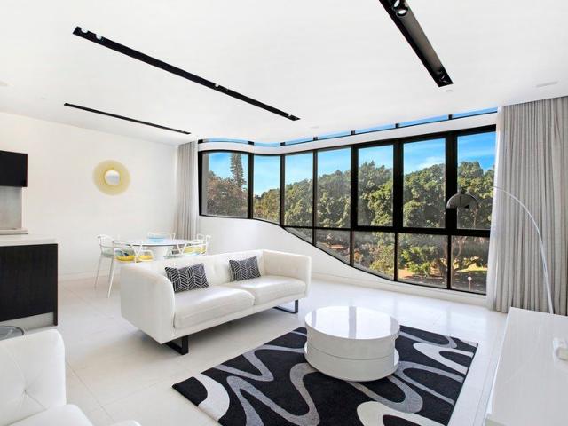 An Outstanding Two Bedroom Home with Direct Hyde Park Frontage & Ultra Convenient Location