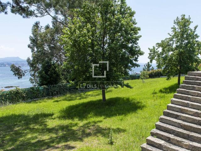 An outstanding contemporary seafront villa for rent with splendid views, located in Cangas, Pontevedra