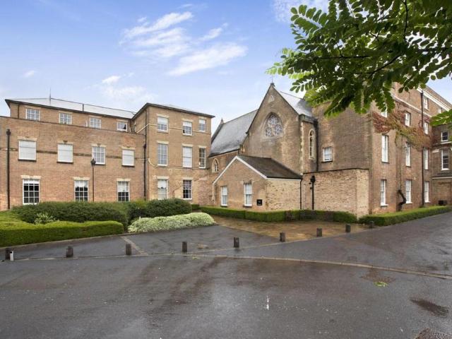Annecy Court, Taunton TA1 1 bed flat to rent £950 pcm £219 pw