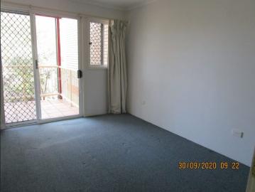 Annerley well appointed 1 bed 1 bath 1 car 2 courtyards,close to train and bus, gym, pool, parking, green views ground floor