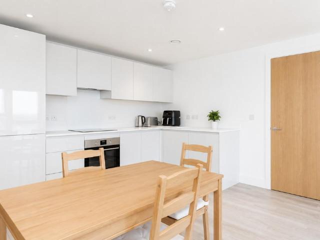 Anniversary Avenue West, Bicester 2 bed apartment to rent £1,600 pcm £369 pw