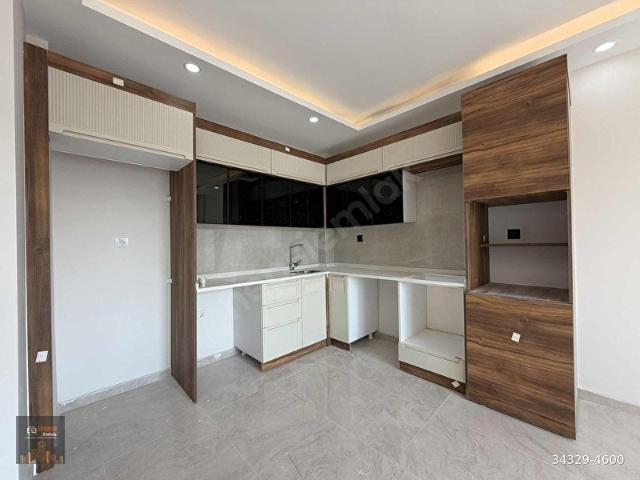 ANA CADDE ÜZERİ GİYOTİN CAMLI 1+1 ULTRA LÜKS SIFIR KELEPİR DAİRE