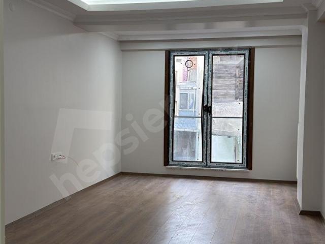 ANA CADDE ÜZERİ KİRALIK 2+1 DAİRE SIFIR BİNA BALKONLU AMERİKA