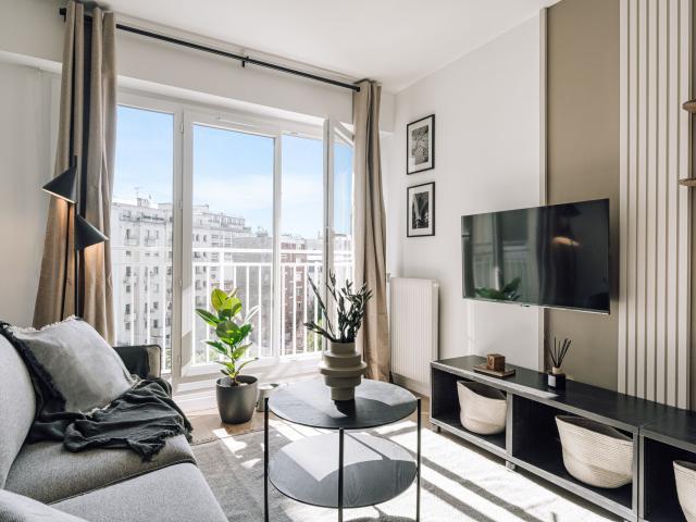 Anadolu 1 room and balcony in Tour Eiffel